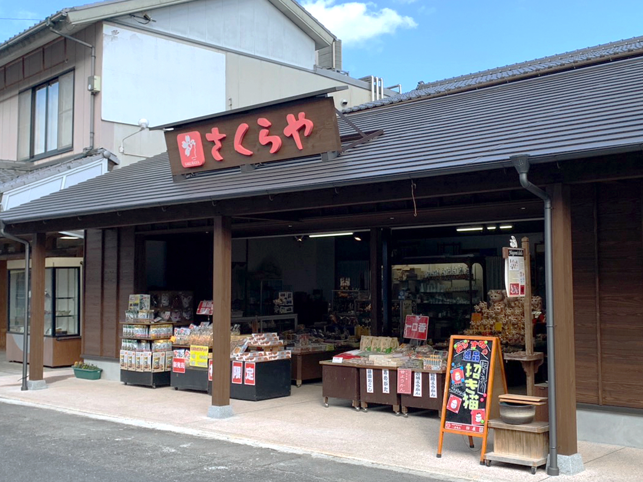 生きた招き猫がお出迎えしてくれる猫グッズのお店です。