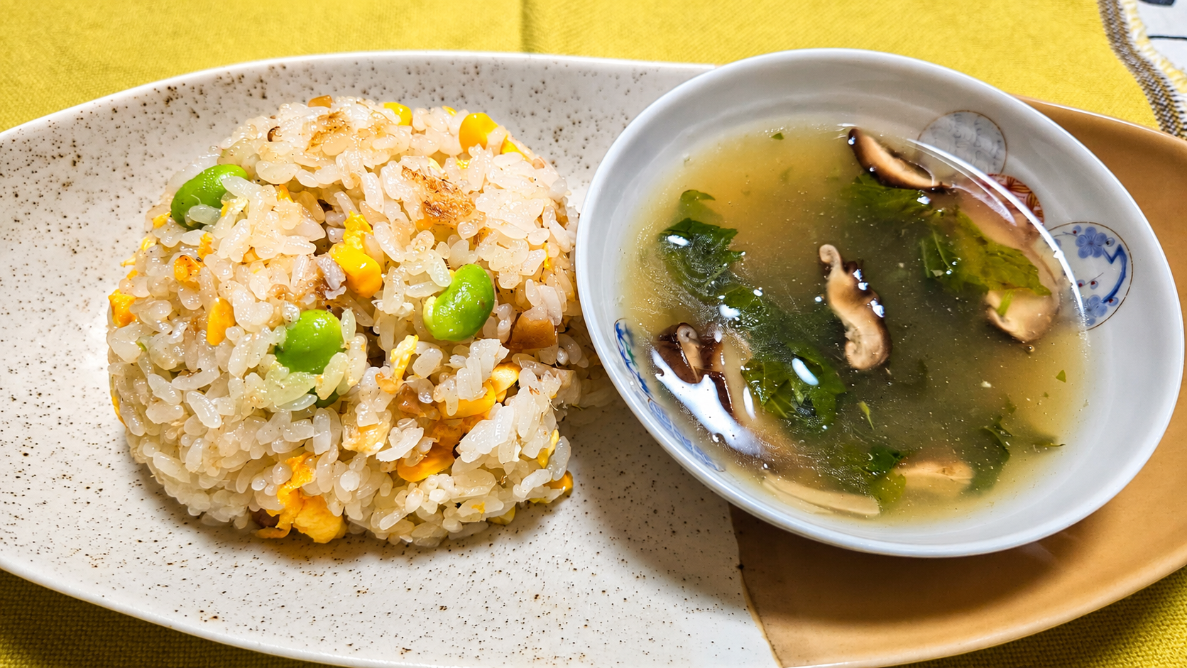 とうもろこしと枝豆の梅チャーハン、大葉スーラータンあんかけ付き